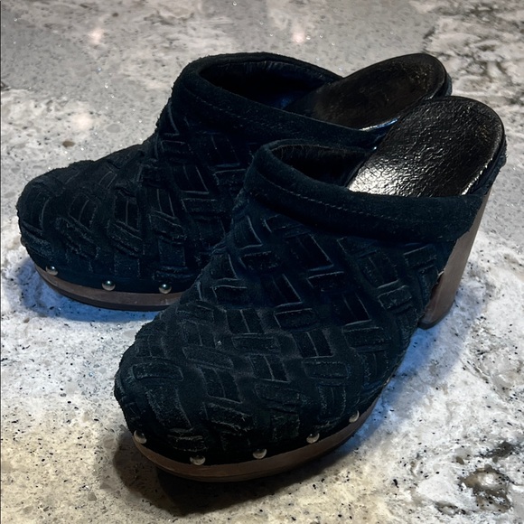 UGG Women's Textured Black Mules Size 6 - Picture 9 of 9